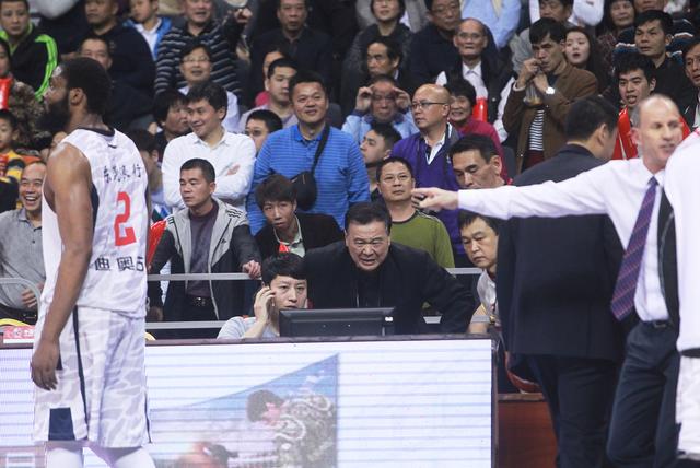 CBA球员私下聚餐引发风波，涉事球队受罚(cba球员伙食)